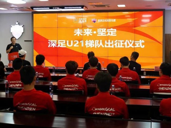 而白子画作为仙门之首白衣造型清冷出尘，眼神却忍不住偏向唯一的爱徒